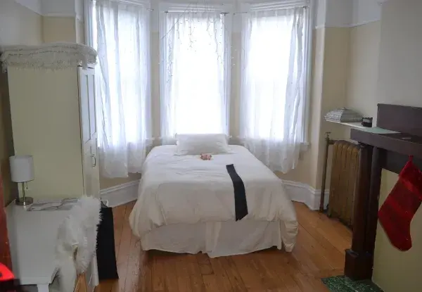 2512 Windsor St. bedroom