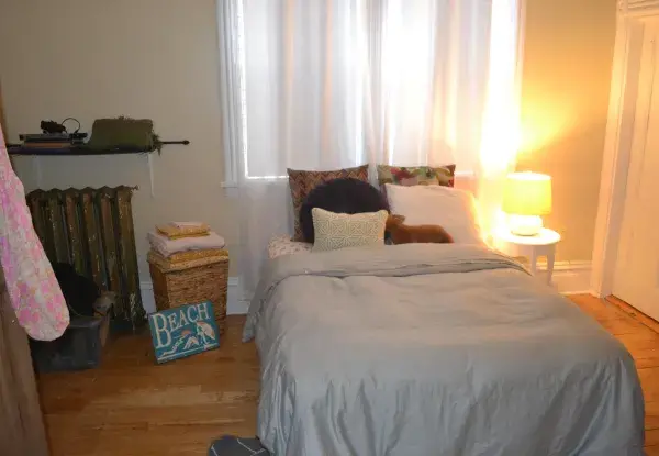 2512 Windsor St. bedroom