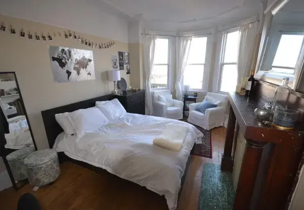 2512 Windsor St. bedroom
