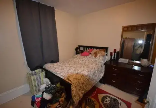 2512 Windsor St. bedroom