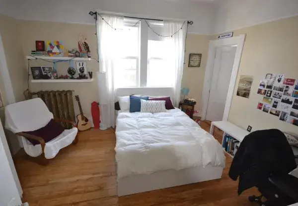 2512 Windsor St. bedroom