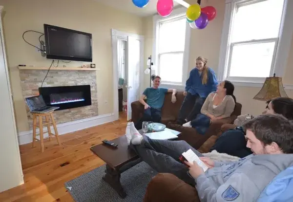 2512 Windsor St. living room