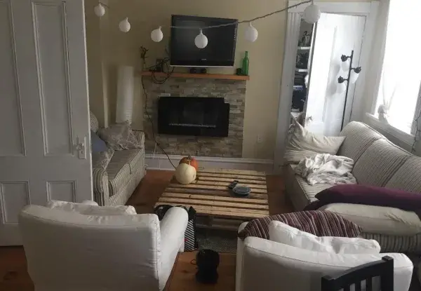 2512 Windsor St. living room